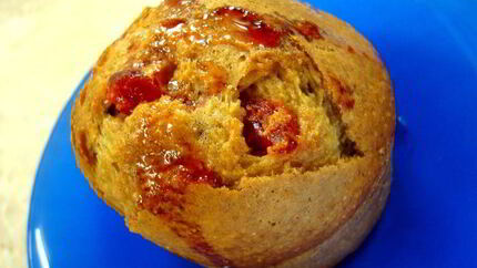 Творожно-кукурузные маффины с бананами и клубникой