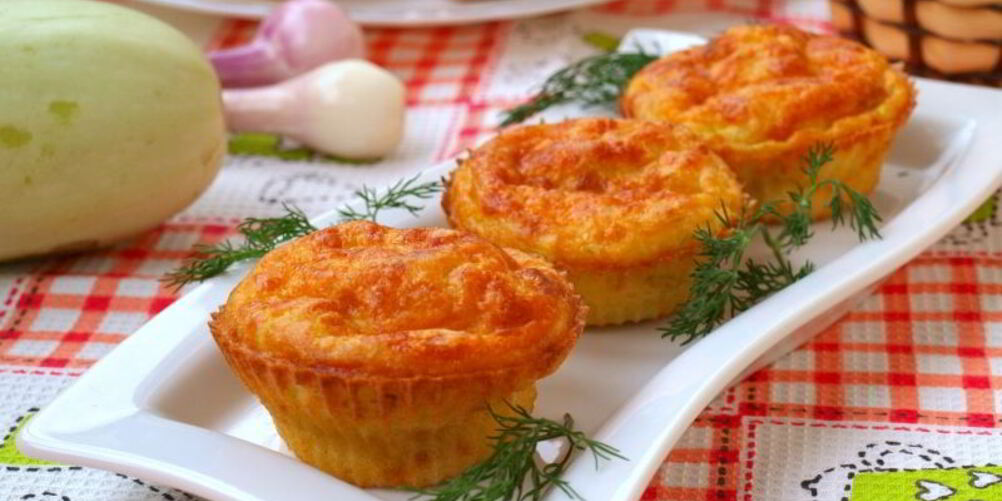 Рецепт закусочных маффинов с кабачком и сыром