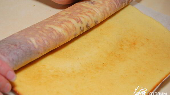 малиновый рулет