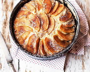 Манник с яблоками на молоке