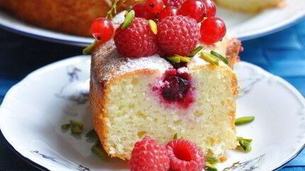 Манник творожный с ягодами