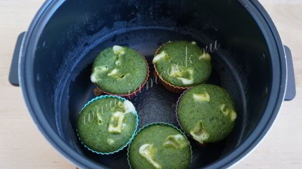 зеленые мини-манники с сыром в мультиварке