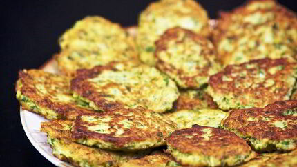 Кабачковые оладьи с козьим сыром