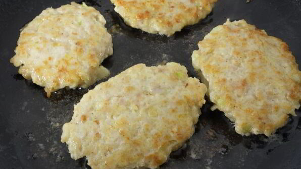 куриные оладьи с капустой и овсяными хлопьями