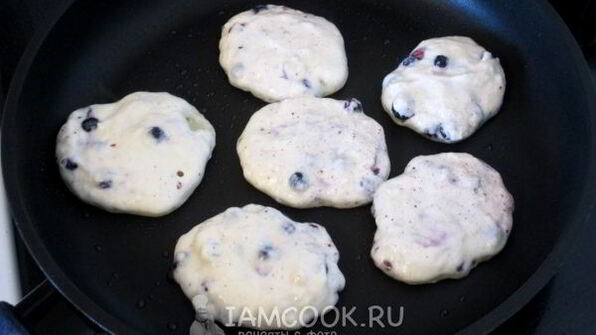 оладьи без яиц с ягодами