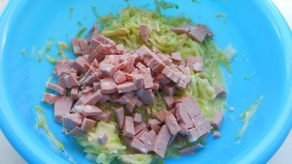 оладьи из кабачков с сыром и колбасой