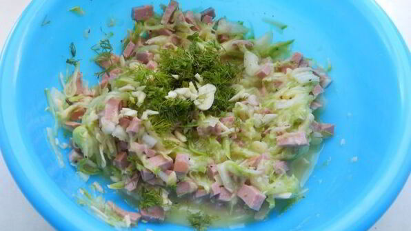 оладьи из кабачков с сыром и колбасой