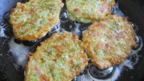 оладьи из кабачков с сыром и колбасой