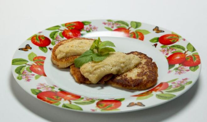 Оладьи из сельдерея с яблочным соусом