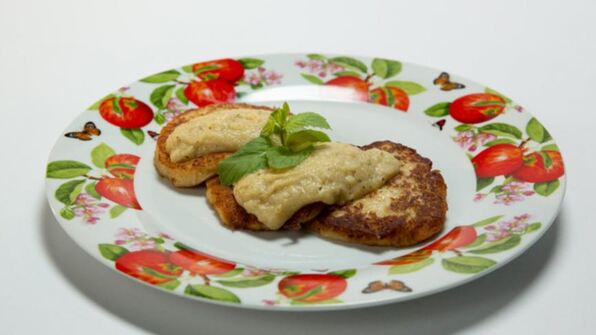 оладьи из сельдерея с яблочным соусом