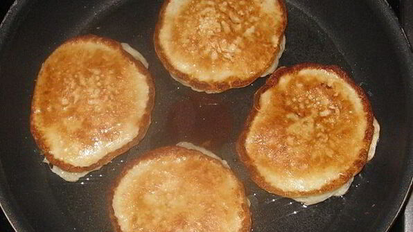 оладьи на кефире с яблоком