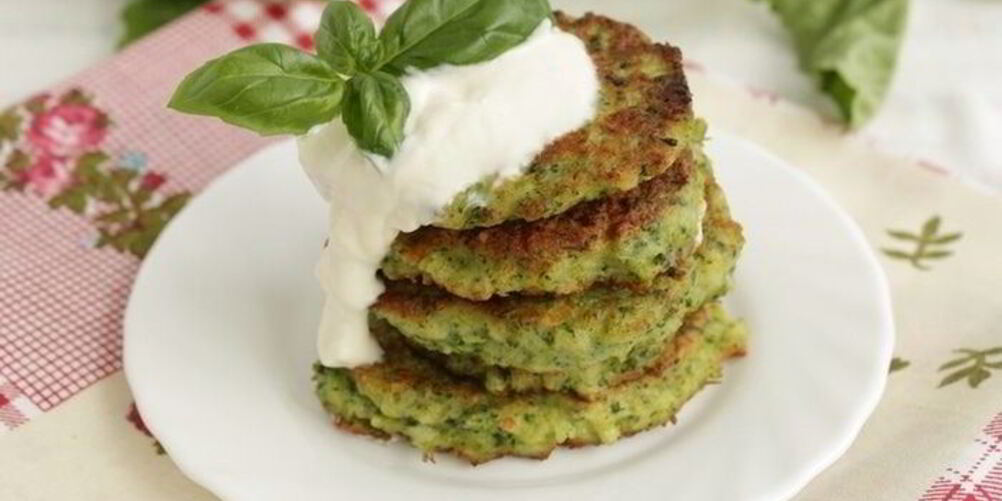 Рецепт оладий с брокколи и пармезаном