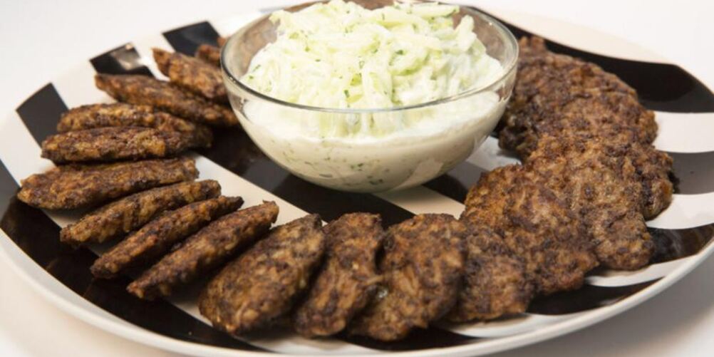 Рецепт печеночных оладий с рисом и соусом из огурца