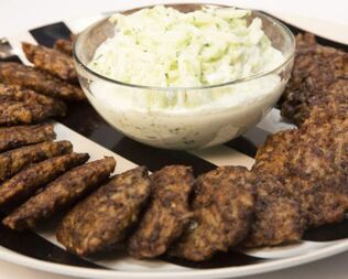 Печеночные оладьи с рисом и соусом из огурца