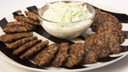 Печеночные оладьи с рисом и соусом из огурца