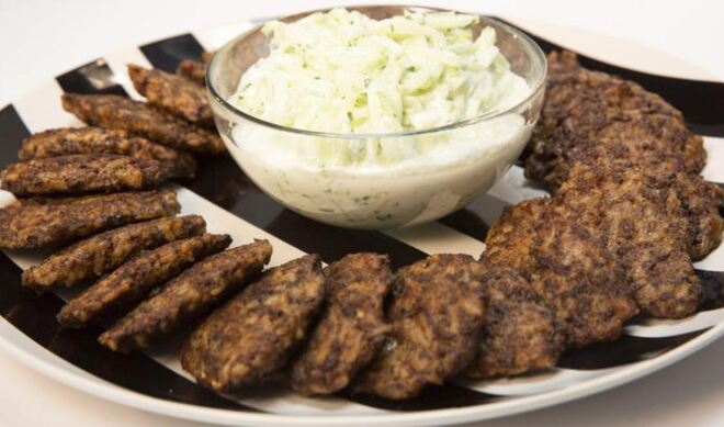 Печеночные оладьи с рисом и соусом из огурца