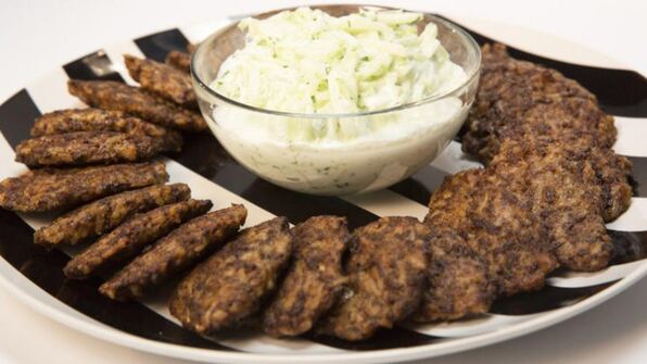 печеночные оладьи с рисом и соусом из огурца