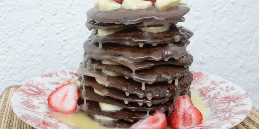 Рецепт шоколадных оладий с карамельным соусом и бананами