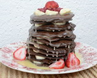 Шоколадные оладьи с карамельным соусом и бананами