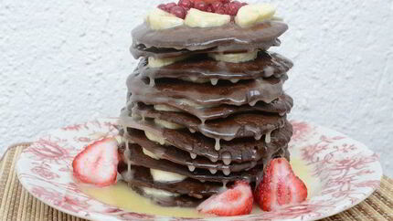 Шоколадные оладьи с карамельным соусом и бананами