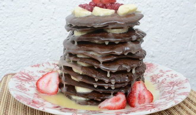 Шоколадные оладьи с карамельным соусом и бананами