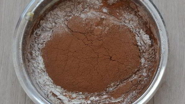 шоколадные оладьи с карамельным соусом и бананами