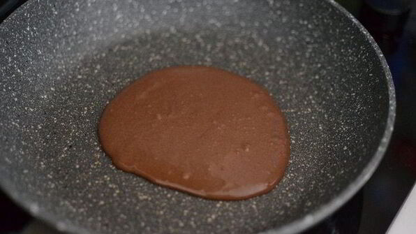 шоколадные оладьи с карамельным соусом и бананами