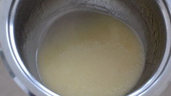 шоколадные оладьи с карамельным соусом и бананами