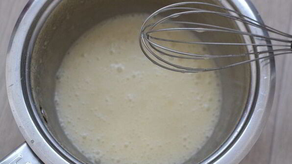 шоколадные оладьи с карамельным соусом и бананами