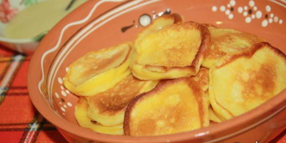 Рецепт солнечных оладий на питьевом йогурте с кусочками фруктов