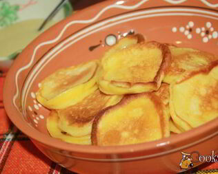 Солнечные оладьи на питьевом йогурте с кусочками фруктов