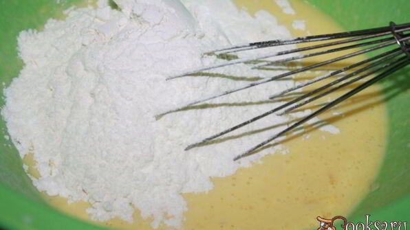 солнечные оладьи на питьевом йогурте с кусочками фруктов