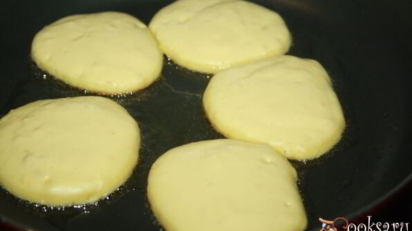 солнечные оладьи на питьевом йогурте с кусочками фруктов