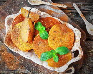 Тыквенные оладьи с пряными грушами в сиропе