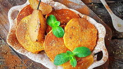 Тыквенные оладьи с пряными грушами в сиропе