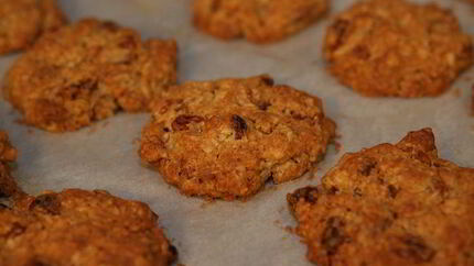 Овсяное печенье с изюмом и грецкими орехами