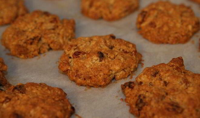 Овсяное печенье с изюмом и грецкими орехами