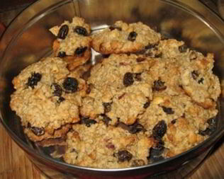 Овсяное печенье с изюмом, орехами и коньяком