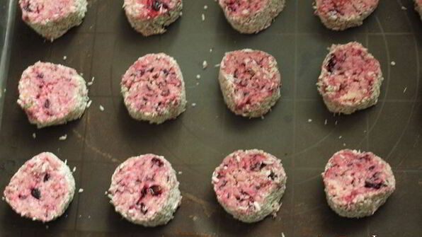 песочное печенье с черной смородиной