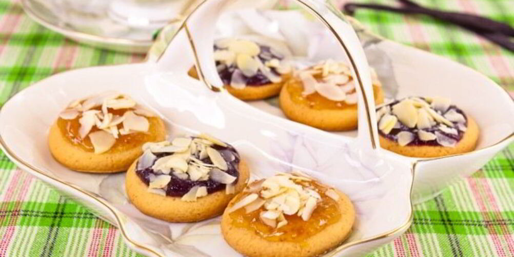 Рецепт ванильного печенья с джемом и орехами