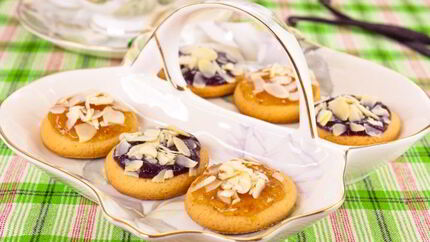 Ванильное печенье с джемом и орехами