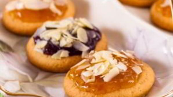 ванильное печенье с джемом и орехами