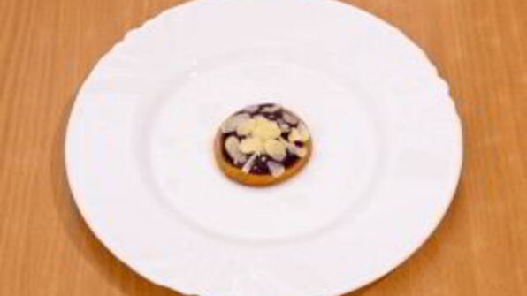 ванильное печенье с джемом и орехами