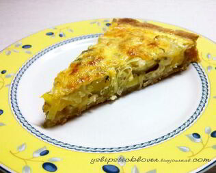 Киш с фенхелем, цукини и луком