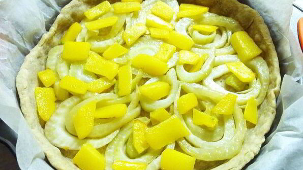 киш с фенхелем, цукини и луком