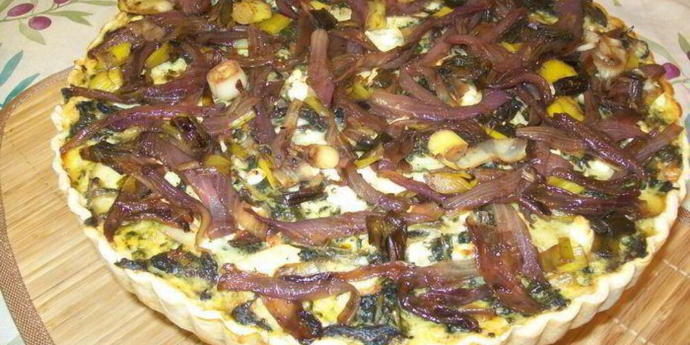 Рецепт киша со сладким картофелем, капустой кале и грибами порсини под карамелизованным луком