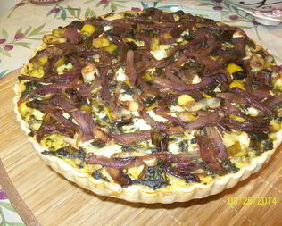 Киш со сладким картофелем, капустой кале и грибами Порсини под карамелизованным луком