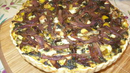 Киш со сладким картофелем, капустой кале и грибами Порсини под карамелизованным луком