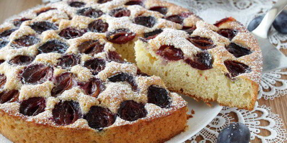 Рецепт кукурузного пирога со сливой