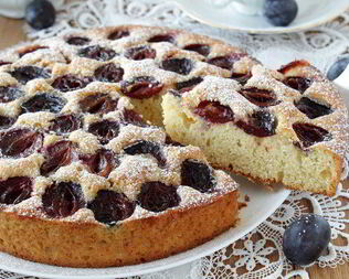 Кукурузный пирог со сливой